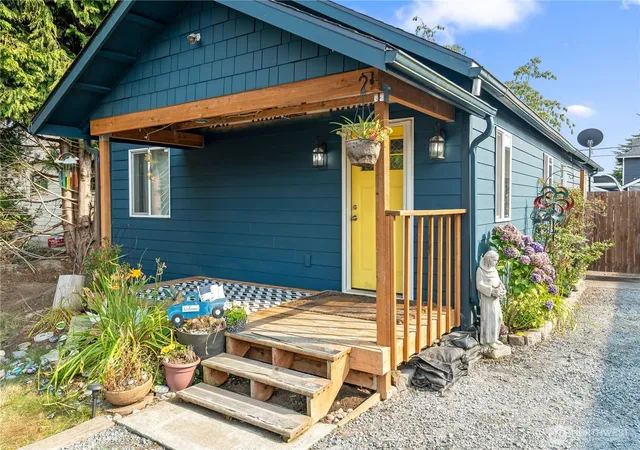 Photo 3 of Single family home for sale at 675 D St, Blaine, WA 98230 | MLS# NWM2570111 | Listing updated on 2026-09-20