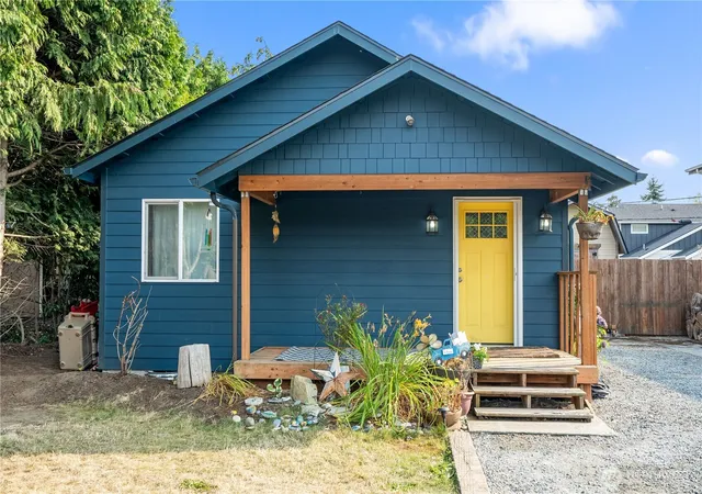 Photo 3 of Single family home for sale at 675 D St, Blaine, WA 98230 | MLS# NWM2570111 | Listing updated on 2026-09-20