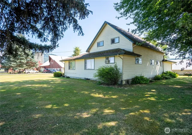 Photo 4 of House for sale at 4927 Jones Rd, Sumas, WA 98295 | MLS# NWM2570123 | Listing updated on 2026-09-23