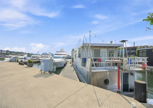 Photo 4 of House for sale at 2309 N Northlake Way #15, Seattle, WA 98103 | MLS# NWM2570126 | Listing updated on 2026-09-21