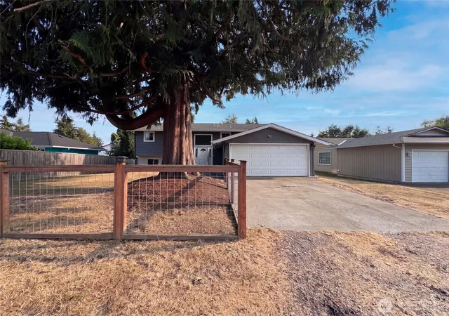 Photo 1 of Single family home for sale at 422 116th Place Sw, Everett, WA 98204 | MLS# NWM2570153 | Listing updated on 2026-09-29