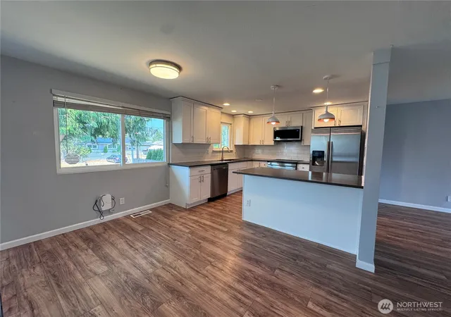 Photo 2 of Single family home for sale at 422 116th Place Sw, Everett, WA 98204 | MLS# NWM2570153 | Listing updated on 2026-09-29