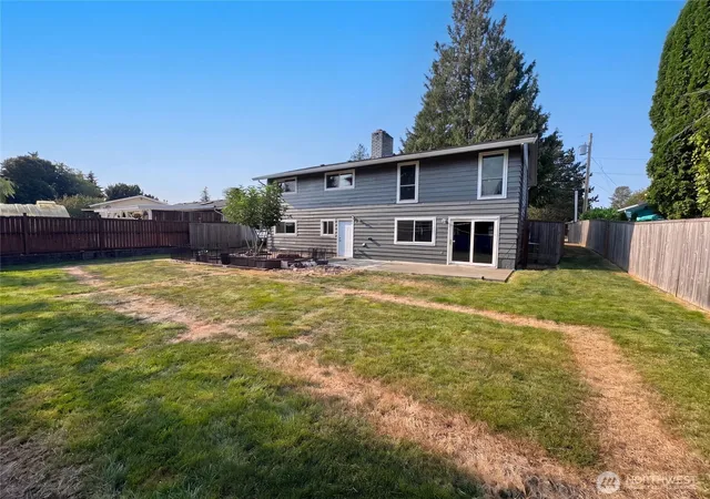 Photo 4 of Single family home for sale at 422 116th Place SW, Everett, WA 98204 | MLS# NWM2570153 | Listing updated on 2026-09-29