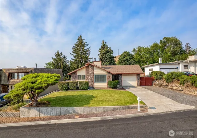 Photo 2 of Single family home for sale at 315 Maringo Rd, Ephrata, WA 98823 | MLS# NWM2570155 | Listing updated on 2026-09-30