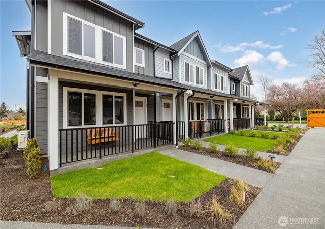 Townhouse for sale at 1601 N Waugh Rd #A, Mount Vernon, WA 98273 | MLS# NWM2570162