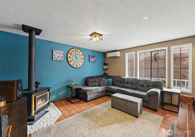 Photo 4 of Single family home for sale at 5047 Marian Dr NE, Olympia, WA 98516 | MLS# NWM2570196 | Listing updated on 2026-09-23