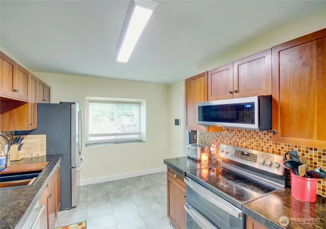 Photo 4 of Single family home for sale at 18011 Mclean Rd, Mount Vernon, WA 98273 | MLS# NWM2570222 | Listing updated on 2026-09-23