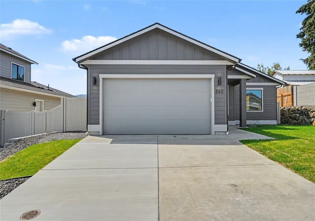 Photo 2 of Sale Pending at 562 S Oasis Loop, East Wenatchee, WA 98802 | MLS# NWM2570240 | Listing updated on 2026-09-28