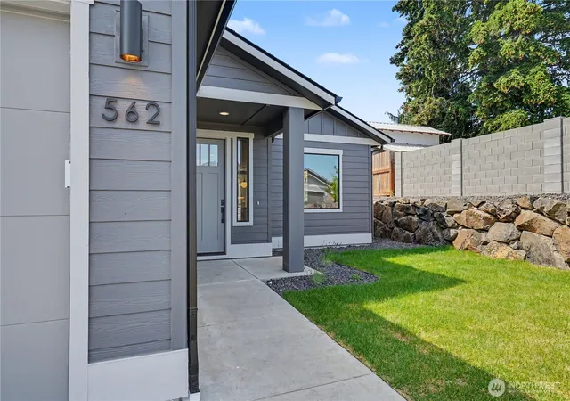 Photo 3 of Sale Pending at 562 S Oasis Loop, East Wenatchee, WA 98802 | MLS# NWM2570240 | Listing updated on 2026-09-28
