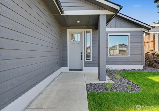 Photo 3 of Sale Pending at 562 S Oasis Loop, East Wenatchee, WA 98802 | MLS# NWM2570240 | Listing updated on 2026-09-28