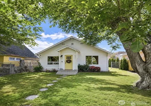 Photo 2 of Contingent at 507 E Wapato Ave, Chelan, WA 98816 | MLS# NWM2570273 | Listing updated on 2026-10-11