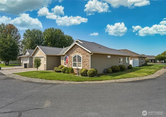 Photo 2 of Single family home for sale at 763 Se Bedford Loop, College Place, WA 99324 | MLS# NWM2570274 | Listing updated on 2026-10-03