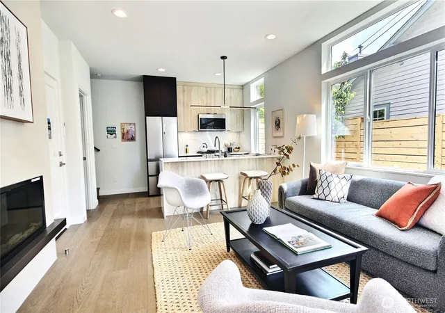 Photo 2 of Single family home for sale at 811 Ne 90th Street, Seattle, WA 98115 | MLS# NWM2570339 | Listing updated on 2026-09-29