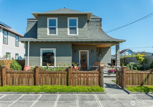 Photo 3 of Single family home for sale at 1118 4th Street, Anacortes, WA 98221 | MLS# NWM2570371 | Listing updated on 2026-09-30