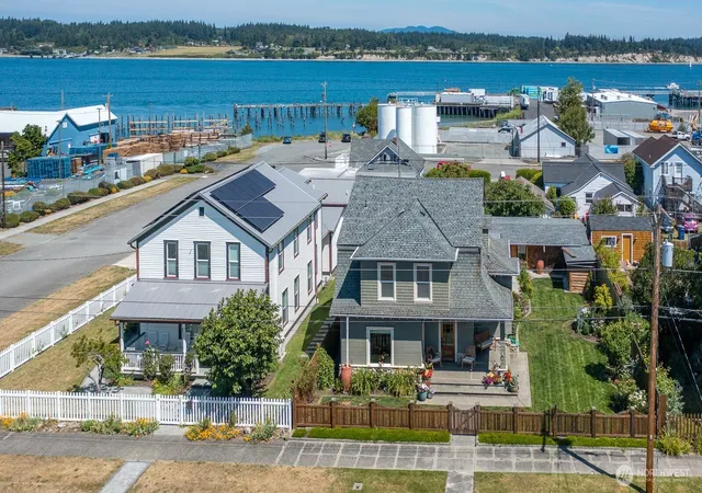 Photo 3 of Single family home for sale at 1118 4th Street, Anacortes, WA 98221 | MLS# NWM2570371 | Listing updated on 2026-09-30