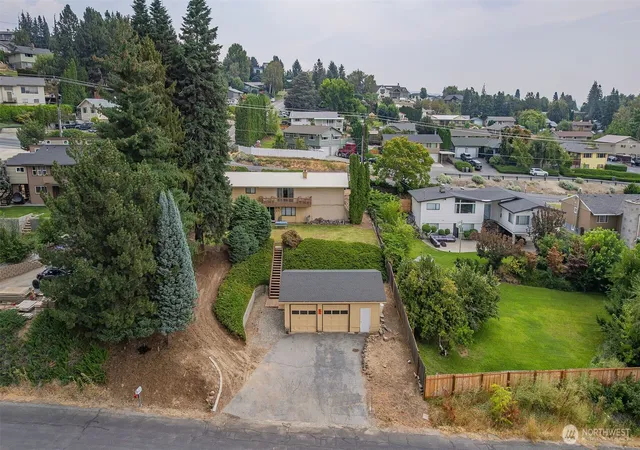 Photo 3 of Single family home for sale at 840 N Kentucky Ave, East Wenatchee, WA 98802 | MLS# NWM2570409 | Listing updated on 2026-09-18