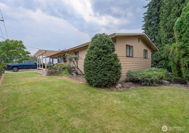 Photo 3 of Single family home for sale at 840 N Kentucky Ave, East Wenatchee, WA 98802 | MLS# NWM2570409 | Listing updated on 2026-09-18