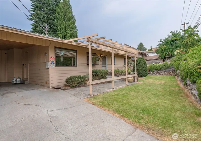Photo 4 of Single family home for sale at 840 N Kentucky Ave, East Wenatchee, WA 98802 | MLS# NWM2570409 | Listing updated on 2026-09-18