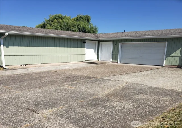Photo 3 of Single family home for sale at 4720 Merlin St, Longview, WA 98632 | MLS# NWM2570426 | Listing updated on 2026-09-26