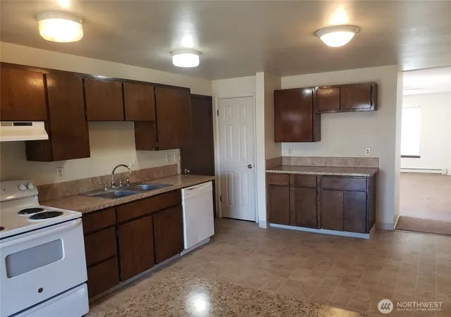 Photo 4 of Single family home for sale at 4720 Merlin St, Longview, WA 98632 | MLS# NWM2570426 | Listing updated on 2026-09-26