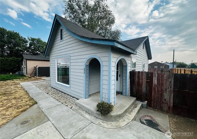 Photo 2 of Single family home for sale at 260 Sw 6th Avenue, Ephrata, WA 98823 | MLS# NWM2570428 | Listing updated on 2026-09-23