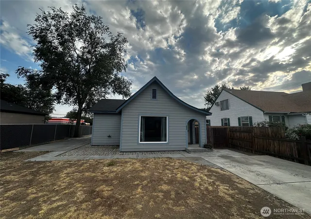 Photo 3 of Single family home for sale at 260 Sw 6th Avenue, Ephrata, WA 98823 | MLS# NWM2570428 | Listing updated on 2026-09-23