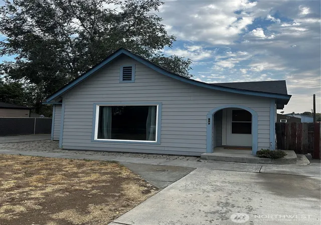 Photo 3 of Single family home for sale at 260 SW 6th Avenue, Ephrata, WA 98823 | MLS# NWM2570428 | Listing updated on 2026-09-23