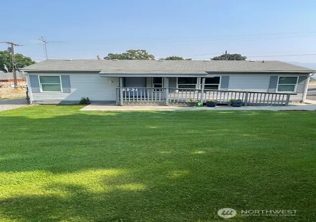 Photo 1 of Manufactured home for sale at 327 Beach St, Pateros, WA 98846 | MLS# NWM2570429 | Listing updated on 2026-09-23