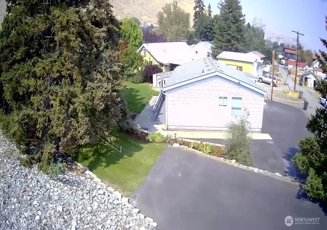 Photo 3 of Manufactured home for sale at 327 Beach St, Pateros, WA 98846 | MLS# NWM2570429 | Listing updated on 2026-09-23