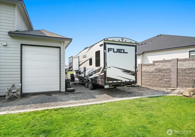 Photo 3 of Single family home for sale at 3211 Indigo Ln, Pasco, WA 99301 | MLS# NWM2570456 | Listing updated on 2026-09-23