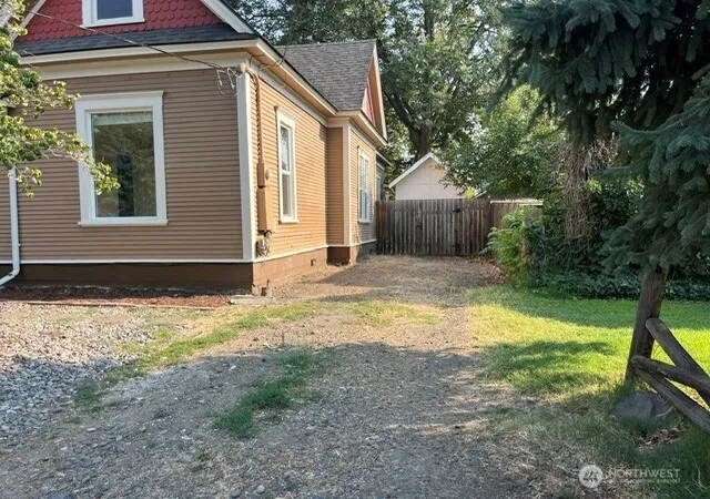 Photo 2 of Single family home for sale at 822 E Alder, Walla Walla, WA 99362 | MLS# NWM2570476 | Listing updated on 2026-09-23