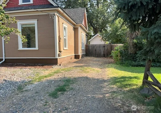Photo 3 of Single family home for sale at 822 E Alder, Walla Walla, WA 99362 | MLS# NWM2570476 | Listing updated on 2026-09-23