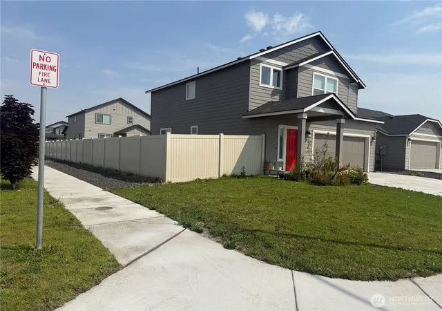 Photo 2 of Single family home for sale at 1124 W Aspen Rd, Moses Lake, WA 98837 | MLS# NWM2570529 | Listing updated on 2026-09-23