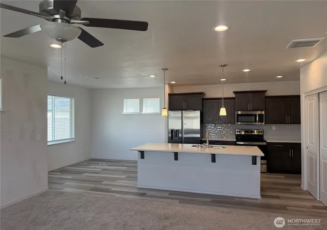 Photo 4 of Single family home for sale at 1124 W Aspen Rd, Moses Lake, WA 98837 | MLS# NWM2570529 | Listing updated on 2026-09-23