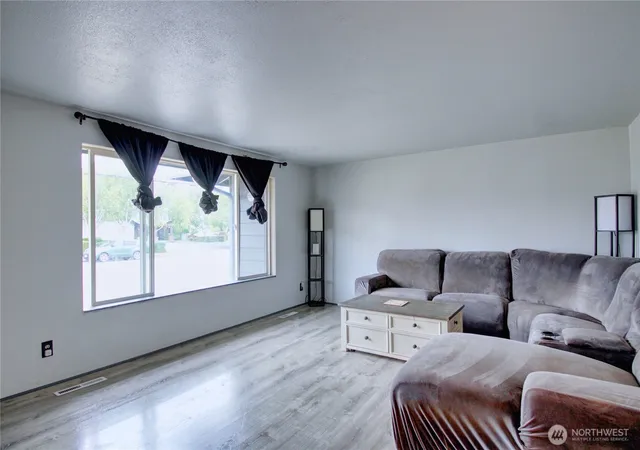 Photo 3 of Single family home for sale at 49 Southwest 8th Ave, Oak Harbor, WA 98277 | MLS# NWM2570544 | Listing updated on 2026-09-23