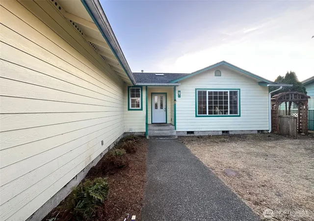 Photo 2 of Single family home for sale at 2111 Laurel St, Shelton, WA 98584 | MLS# NWM2570571 | Listing updated on 2026-10-01