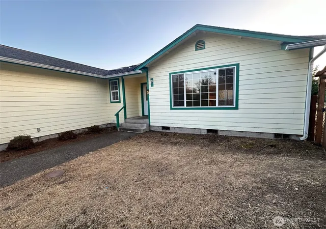 Photo 3 of Single family home for sale at 2111 Laurel St, Shelton, WA 98584 | MLS# NWM2570571 | Listing updated on 2026-10-01