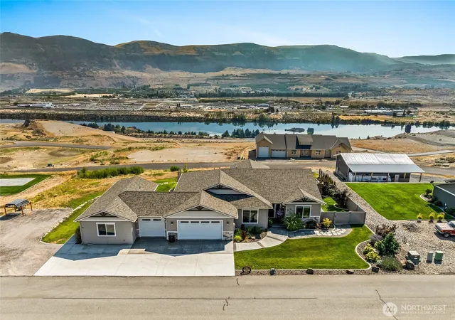 Photo 1 of Single family home for sale at 28 13th Street Se, East Wenatchee, WA 98802 | MLS# NWM2570577 | Listing updated on 2026-10-01