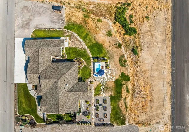 Photo 3 of Single family home for sale at 28 13th Street Se, East Wenatchee, WA 98802 | MLS# NWM2570577 | Listing updated on 2026-10-01