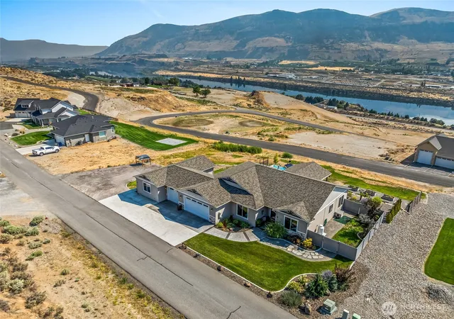 Photo 3 of Single family home for sale at 28 13th Street SE, East Wenatchee, WA 98802 | MLS# NWM2570577 | Listing updated on 2026-10-01