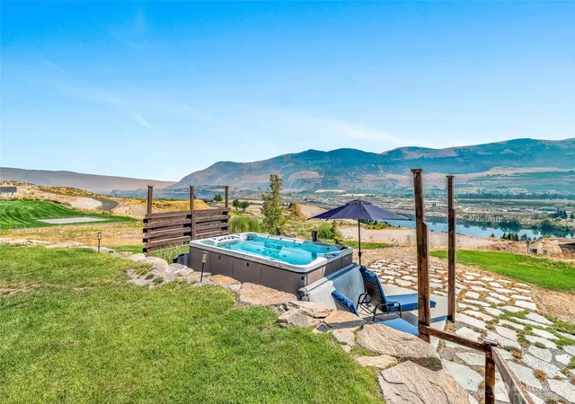 Photo 4 of Single family home for sale at 28 13th Street SE, East Wenatchee, WA 98802 | MLS# NWM2570577 | Listing updated on 2026-10-01