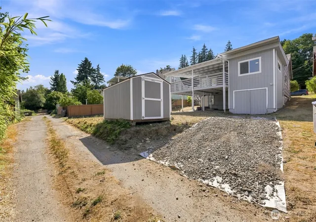Photo 3 of Sale Pending at 1116 N Lafayette St, Bremerton, WA 98312 | MLS# NWM2570584 | Listing updated on 2026-09-25