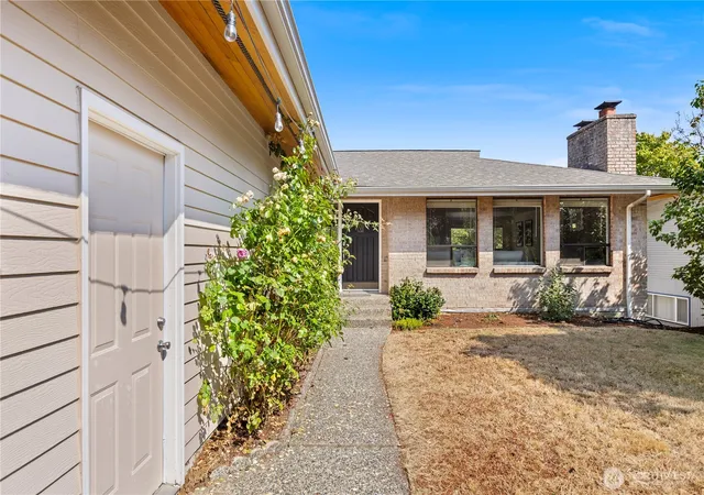 Photo 3 of Sale Pending at 1123 E Hemlock St, Kent, WA 98030 | MLS# NWM2570586 | Listing updated on 2026-09-25