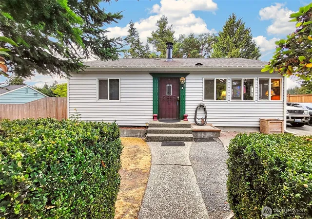 Photo 2 of Single family home for sale at 1311 North 155th St, Shoreline, WA 98133 | MLS# NWM2570587 | Listing updated on 2026-09-26