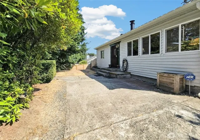 Photo 3 of Single family home for sale at 1311 North 155th St, Shoreline, WA 98133 | MLS# NWM2570587 | Listing updated on 2026-09-26