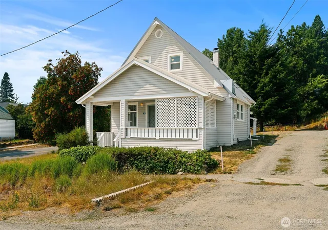 Photo 3 of Single family home for sale at 101 E Utah Ave, Roslyn, WA 98941 | MLS# NWM2570661 | Listing updated on 2026-09-24