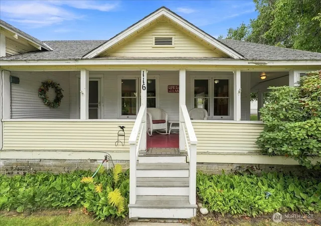 Photo 1 of Single family home for sale at 116 E Farnham Ave, Chelan, WA 98816 | MLS# NWM2570675 | Listing updated on 2026-09-21