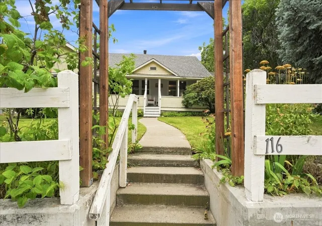 Photo 3 of Single family home for sale at 116 E Farnham Ave, Chelan, WA 98816 | MLS# NWM2570675 | Listing updated on 2026-09-21