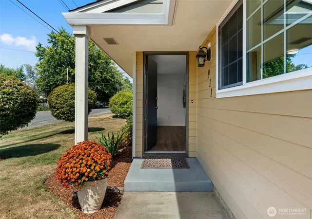 Photo 3 of Sale Pending at 911 11th Street Nw, Puyallup, WA 98371 | MLS# NWM2570683 | Listing updated on 2026-10-01