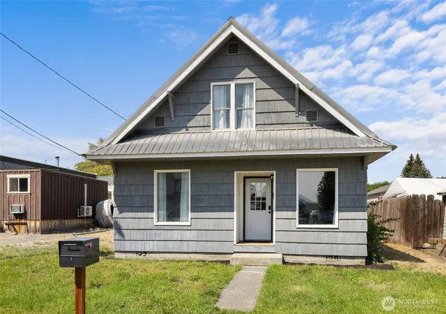 Photo 1 of Single family home for sale at 205 Yakima Ave, Cle Elum, WA 98922 | MLS# NWM2570747 | Listing updated on 2026-09-24